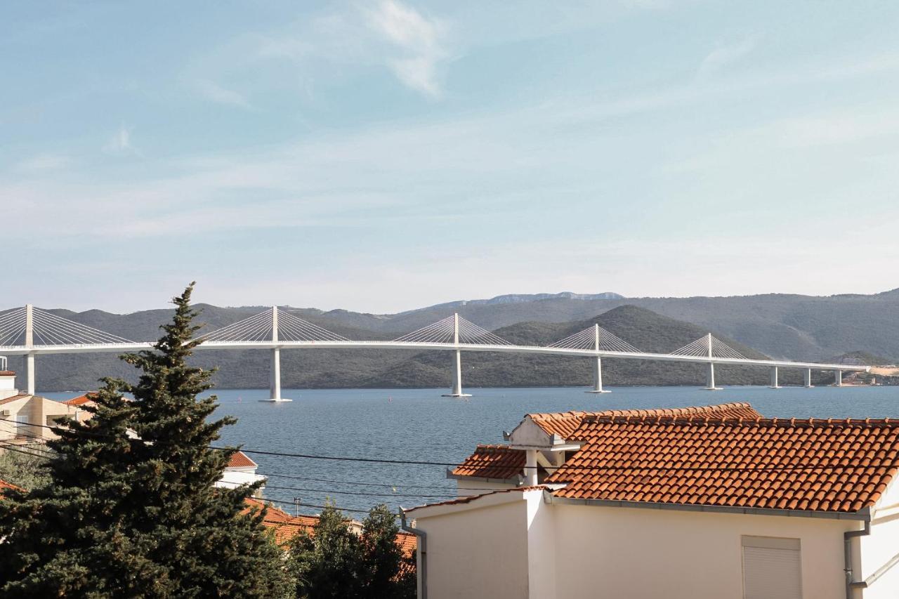 Apartments Morska Vila Komarna Luaran gambar