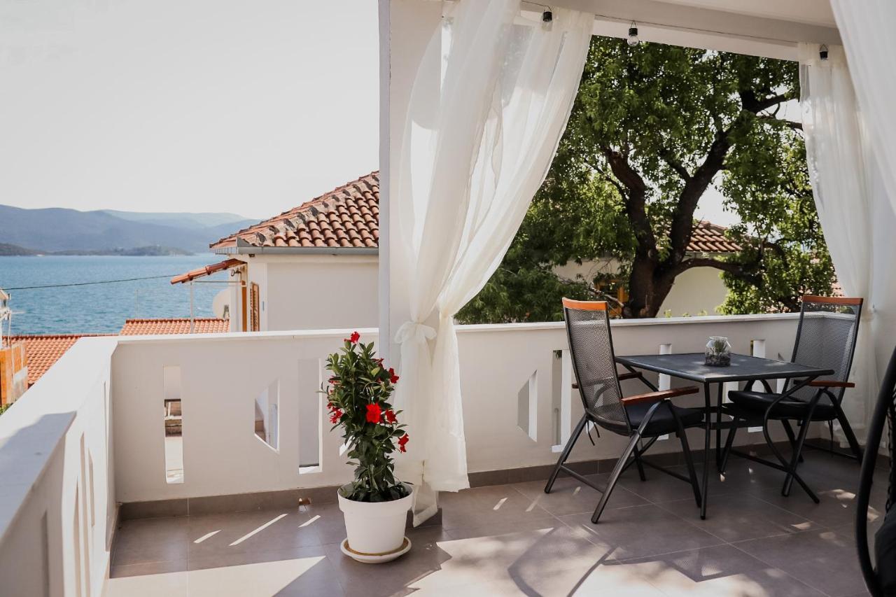 Apartments Morska Vila Komarna Luaran gambar