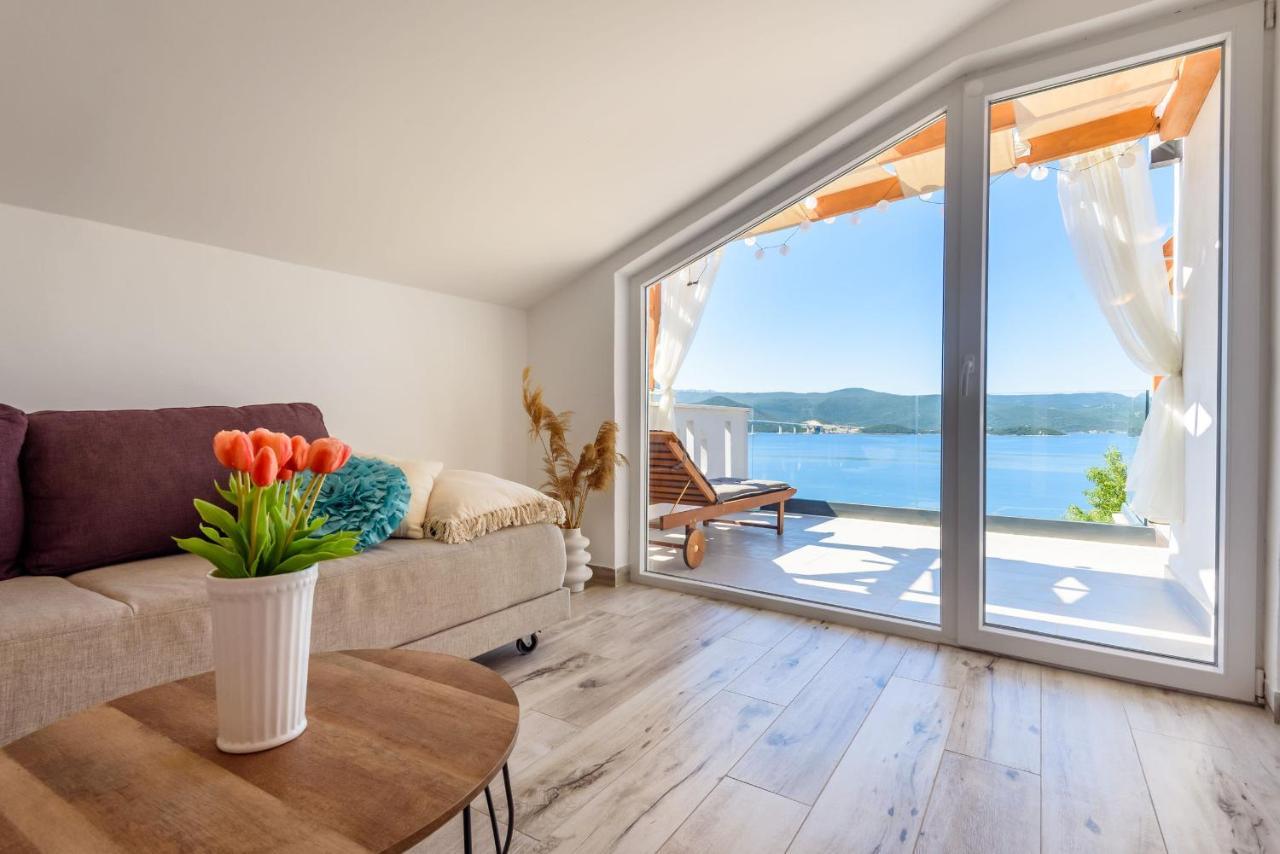 Apartments Morska Vila Komarna Luaran gambar