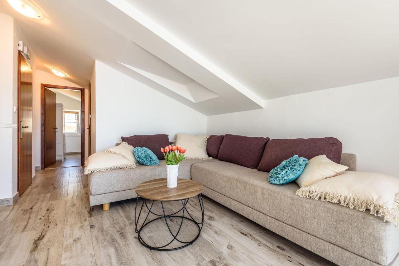 Apartments Morska Vila Komarna Luaran gambar