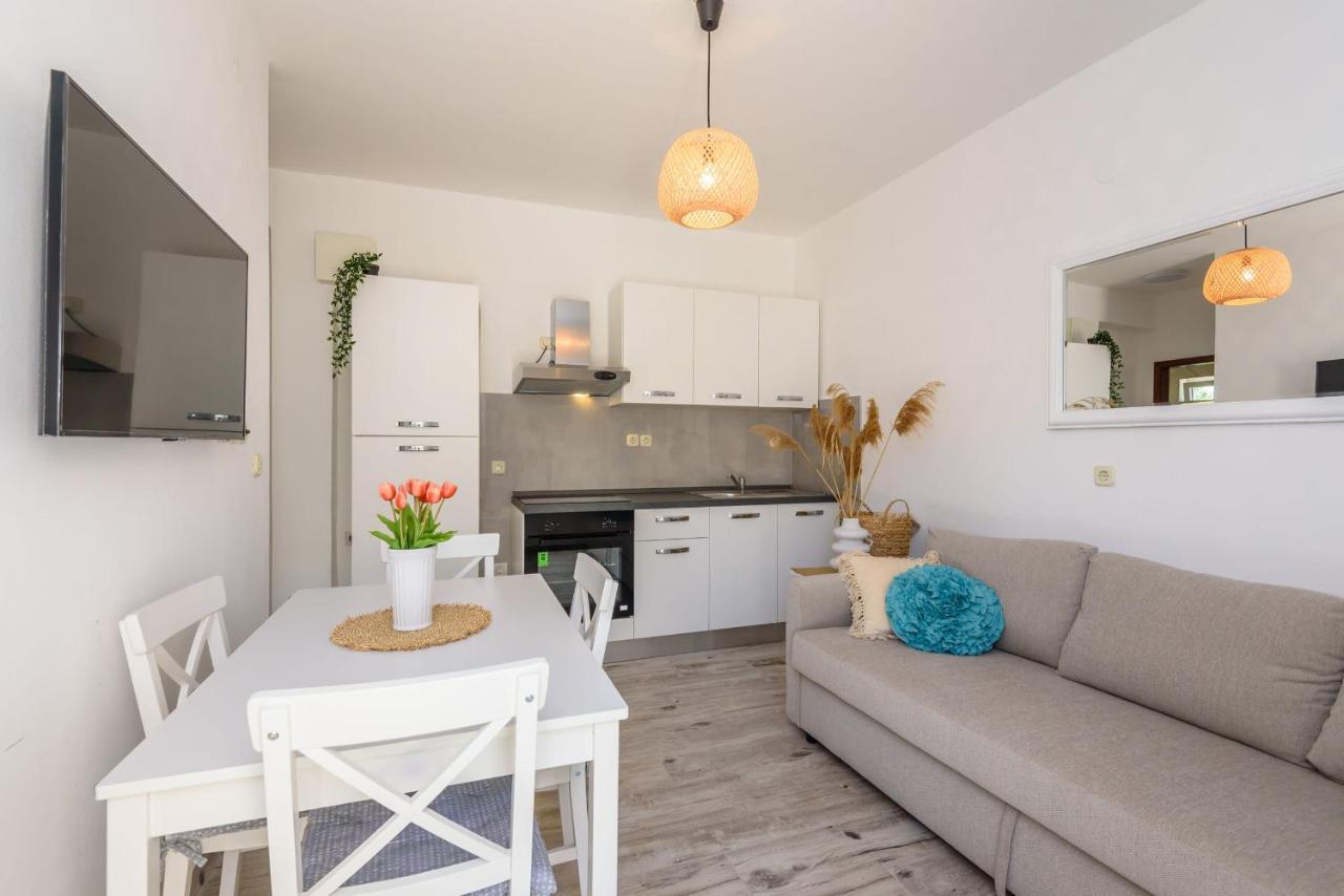 Apartments Morska Vila Komarna Luaran gambar