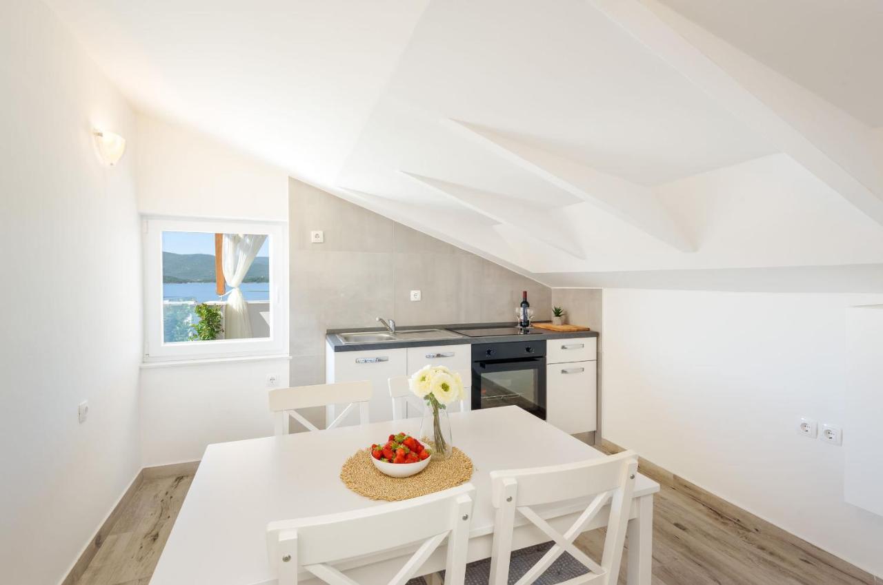 Apartments Morska Vila Komarna Luaran gambar