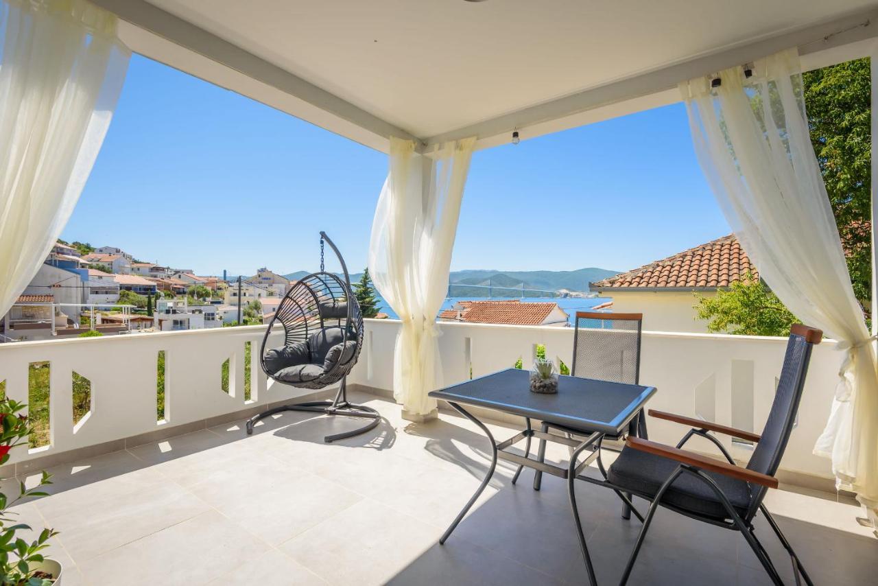 Apartments Morska Vila Komarna Luaran gambar