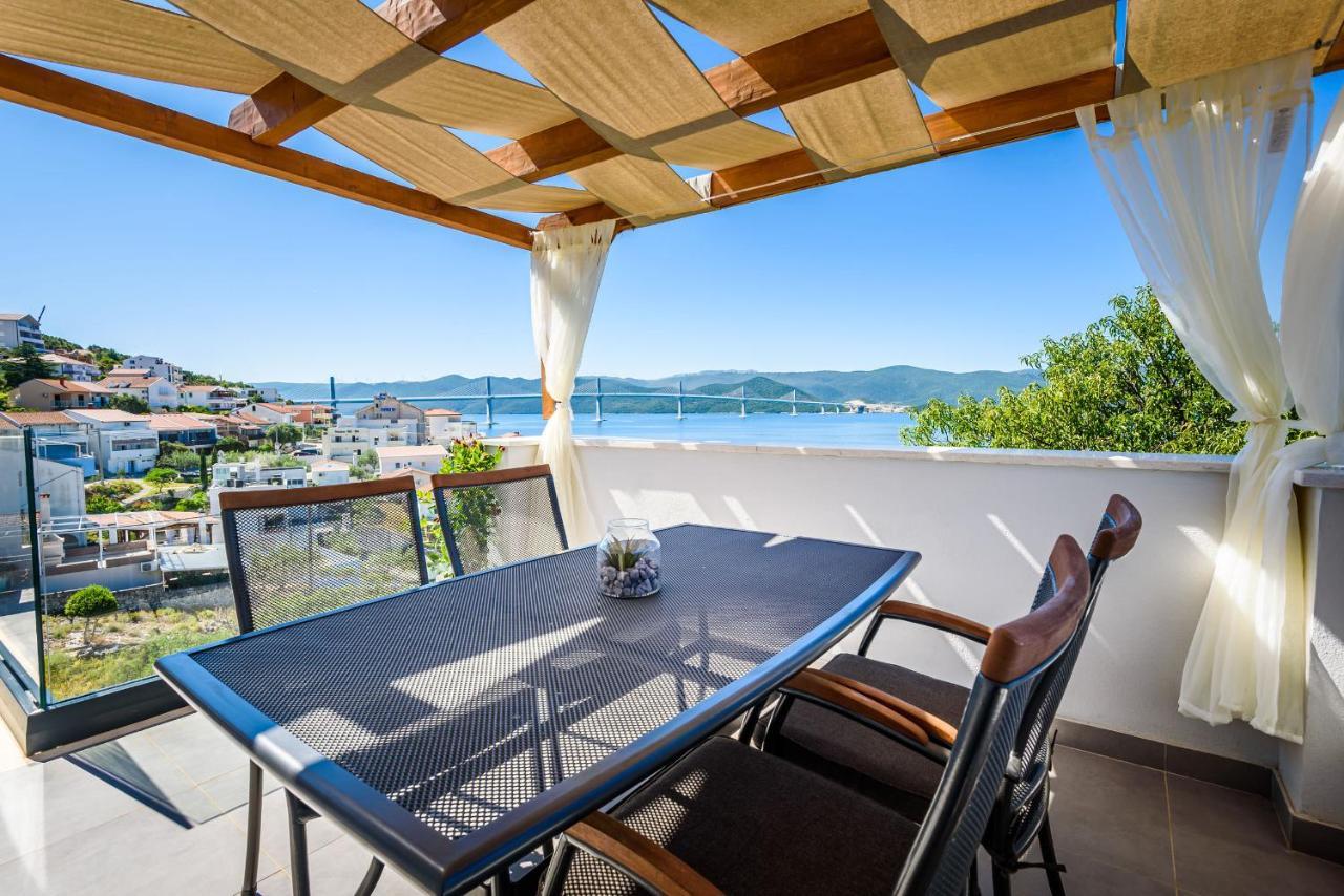 Apartments Morska Vila Komarna Luaran gambar