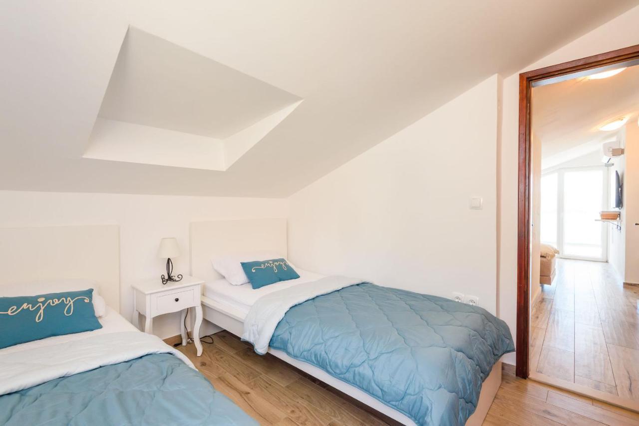 Apartments Morska Vila Komarna Luaran gambar
