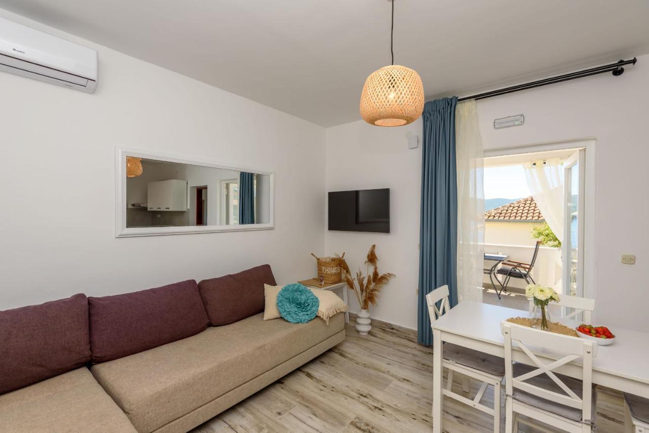 Apartments Morska Vila Komarna Luaran gambar