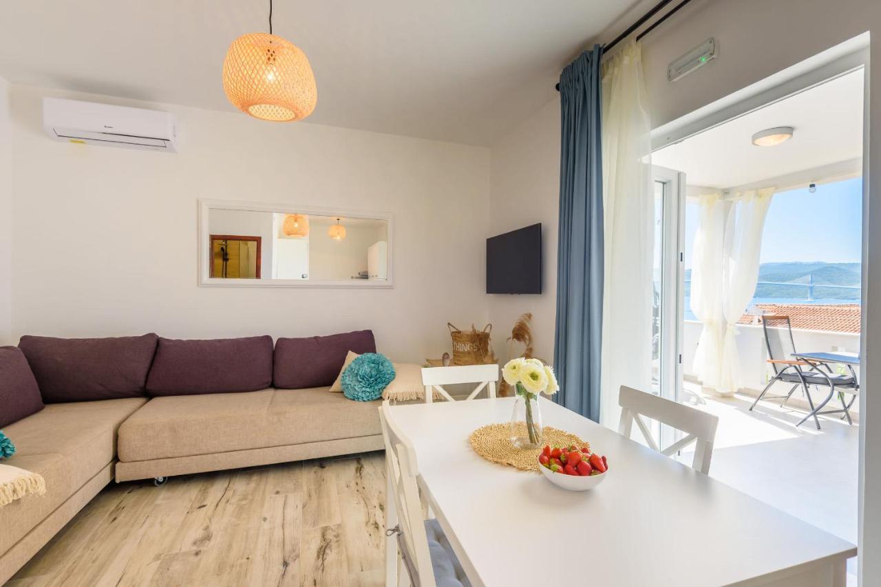 Apartments Morska Vila Komarna Luaran gambar