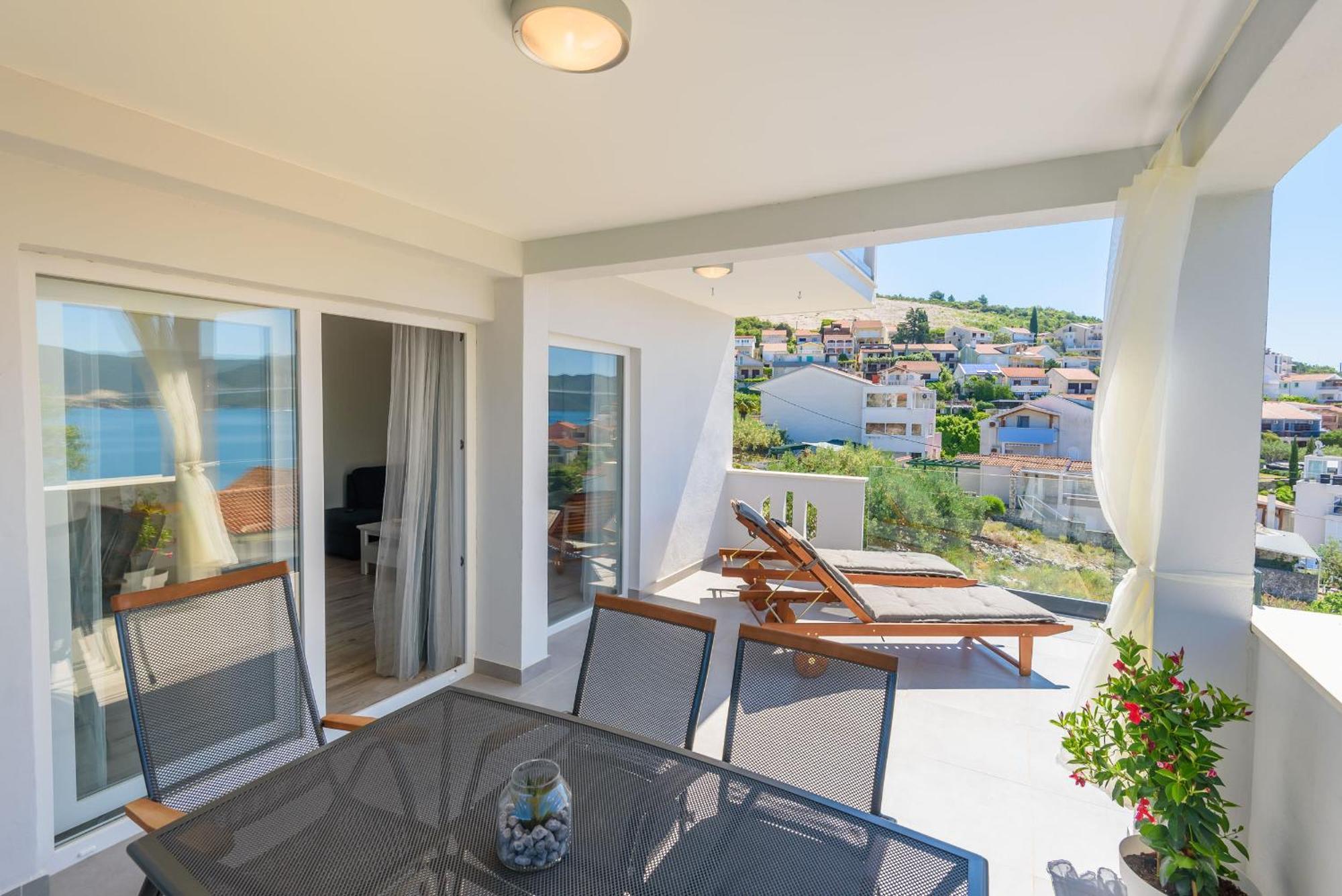 Apartments Morska Vila Komarna Luaran gambar
